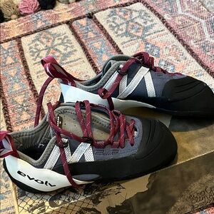 New in box evolv womens shaman lace lv size 10 climbing shoe